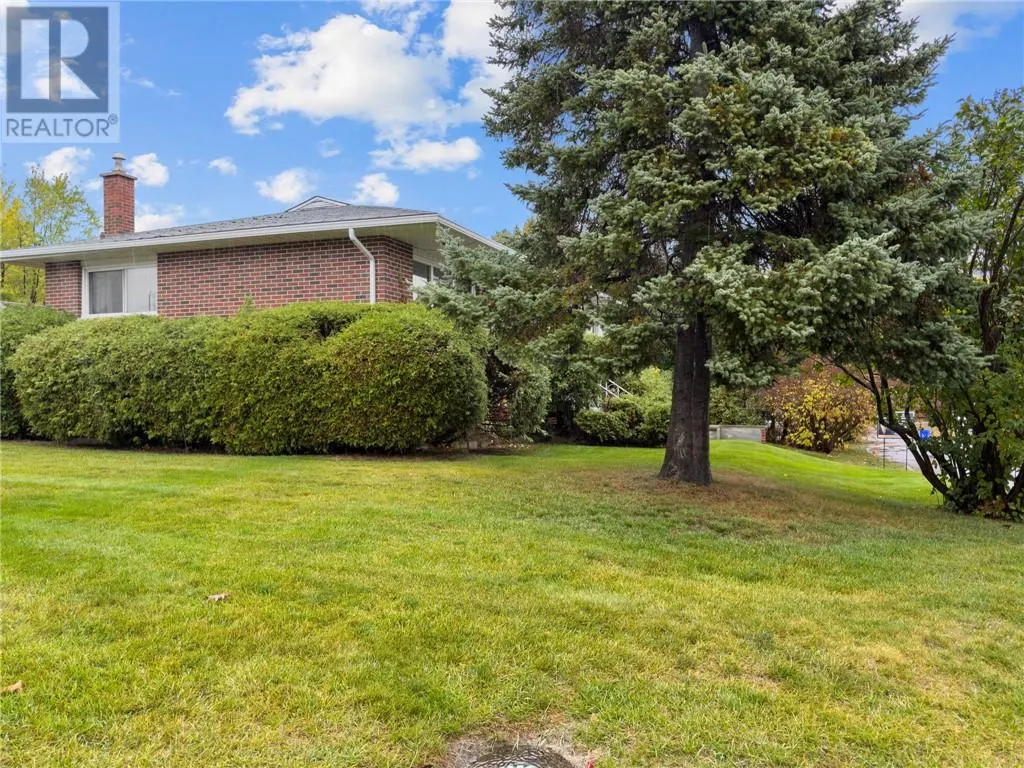 510 Hillcrest Crescent
