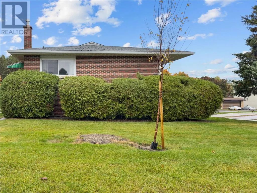 510 Hillcrest Crescent