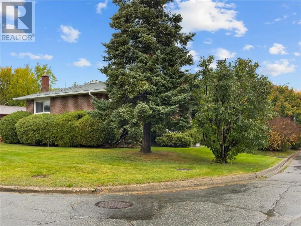 510 Hillcrest Crescent