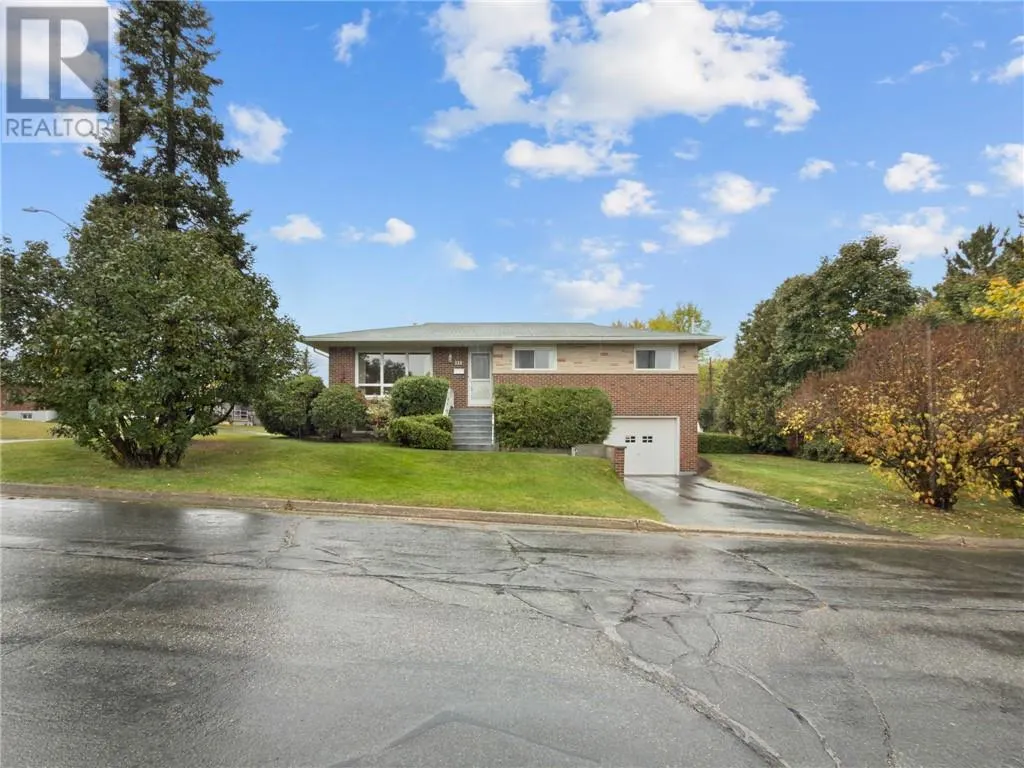 510 Hillcrest Crescent