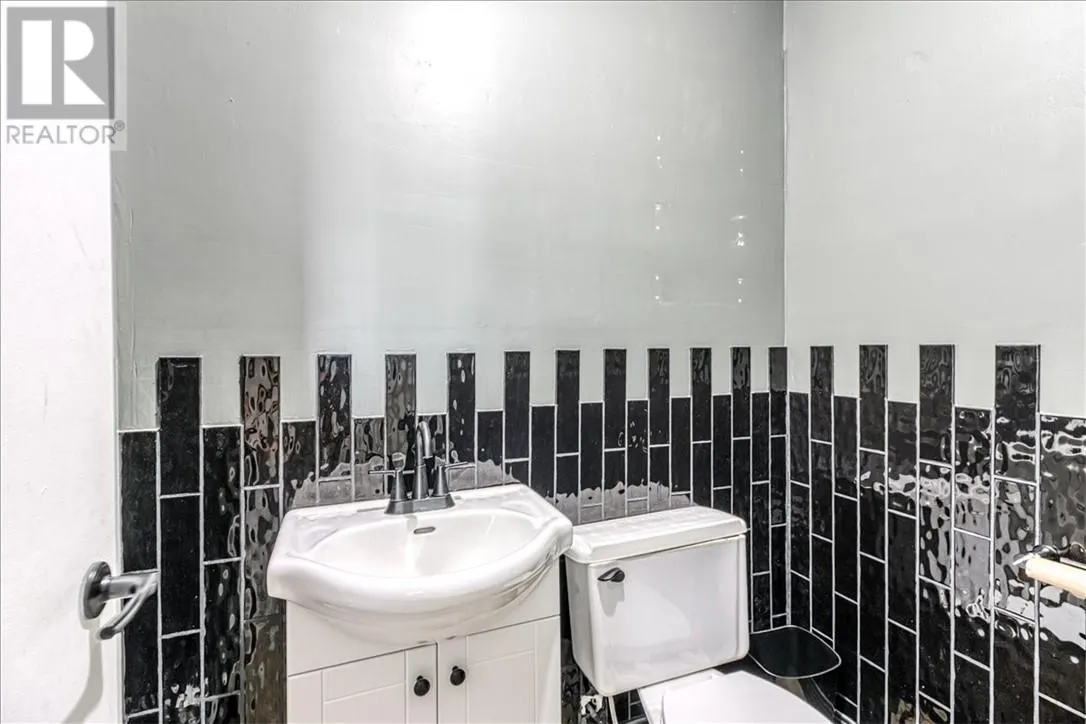 12 Main Street E