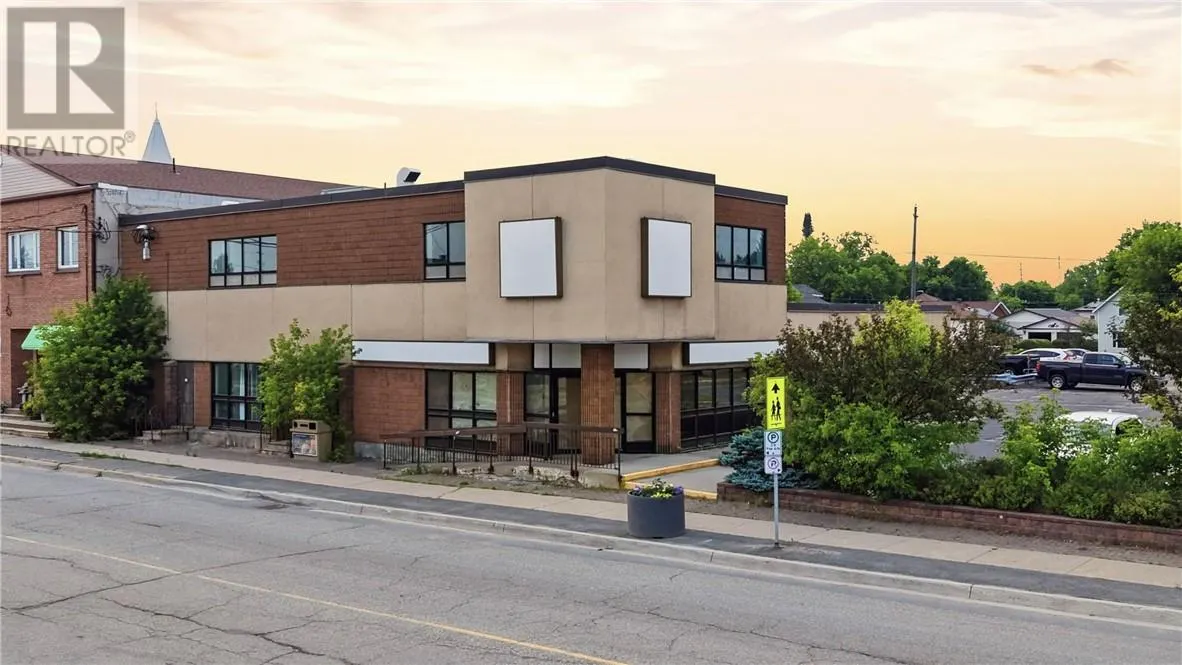 29 MAIN Street E