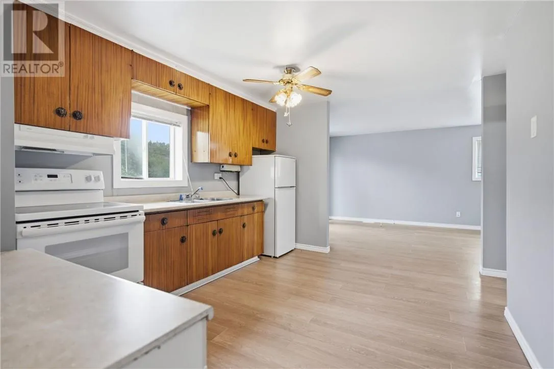 923 HIGHWAY 17 E