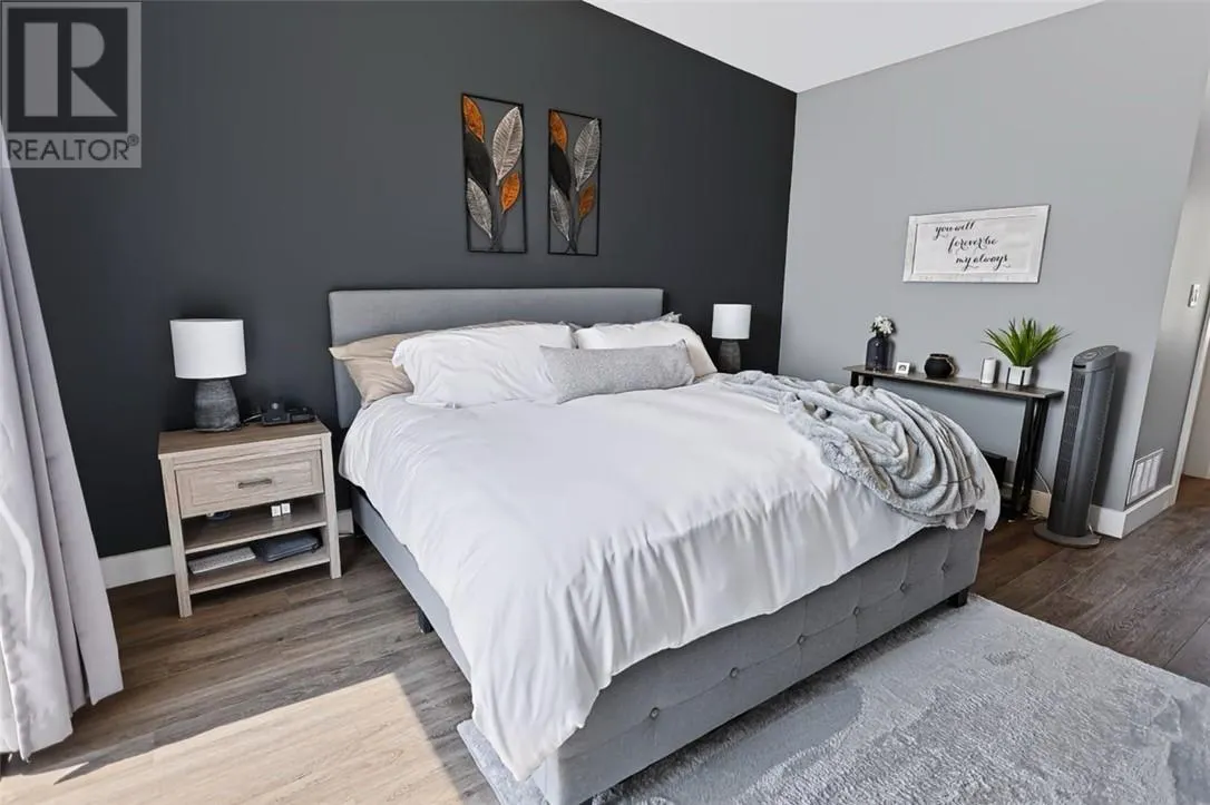 121 W Laurier