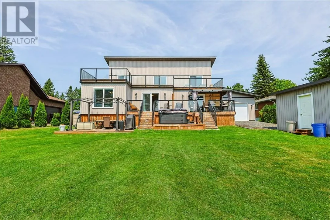 121 W Laurier