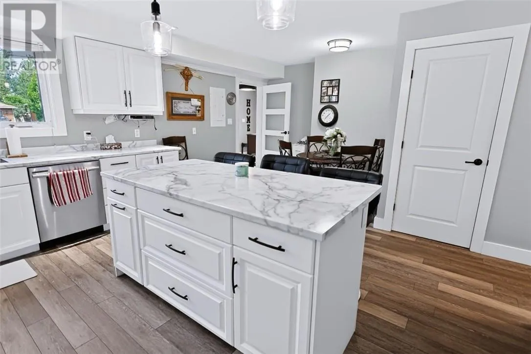 121 W Laurier