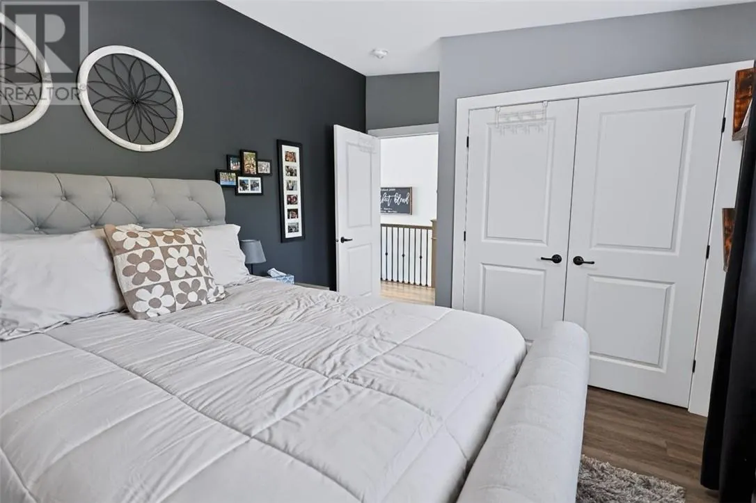 121 W Laurier