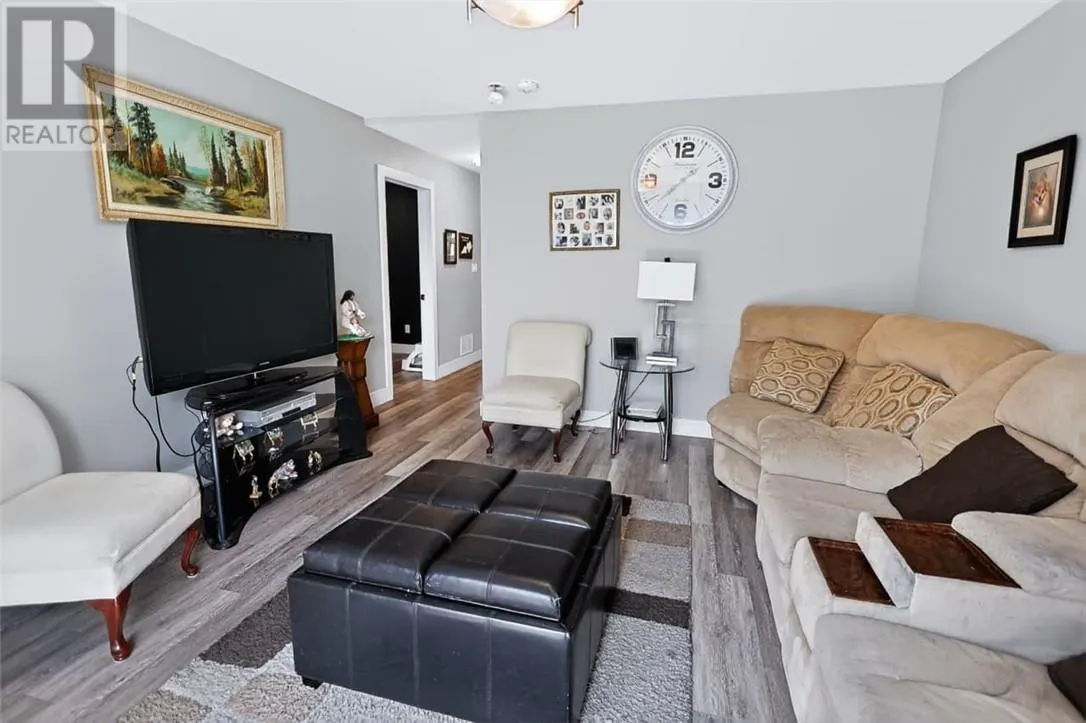 121 W Laurier