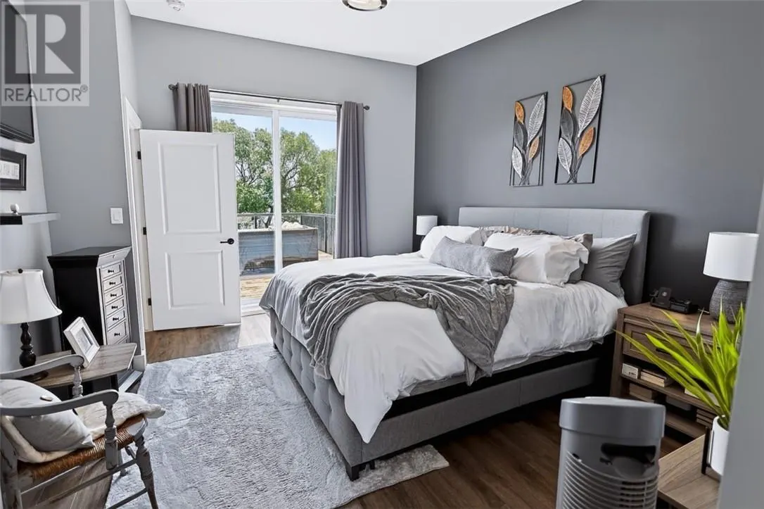 121 W Laurier