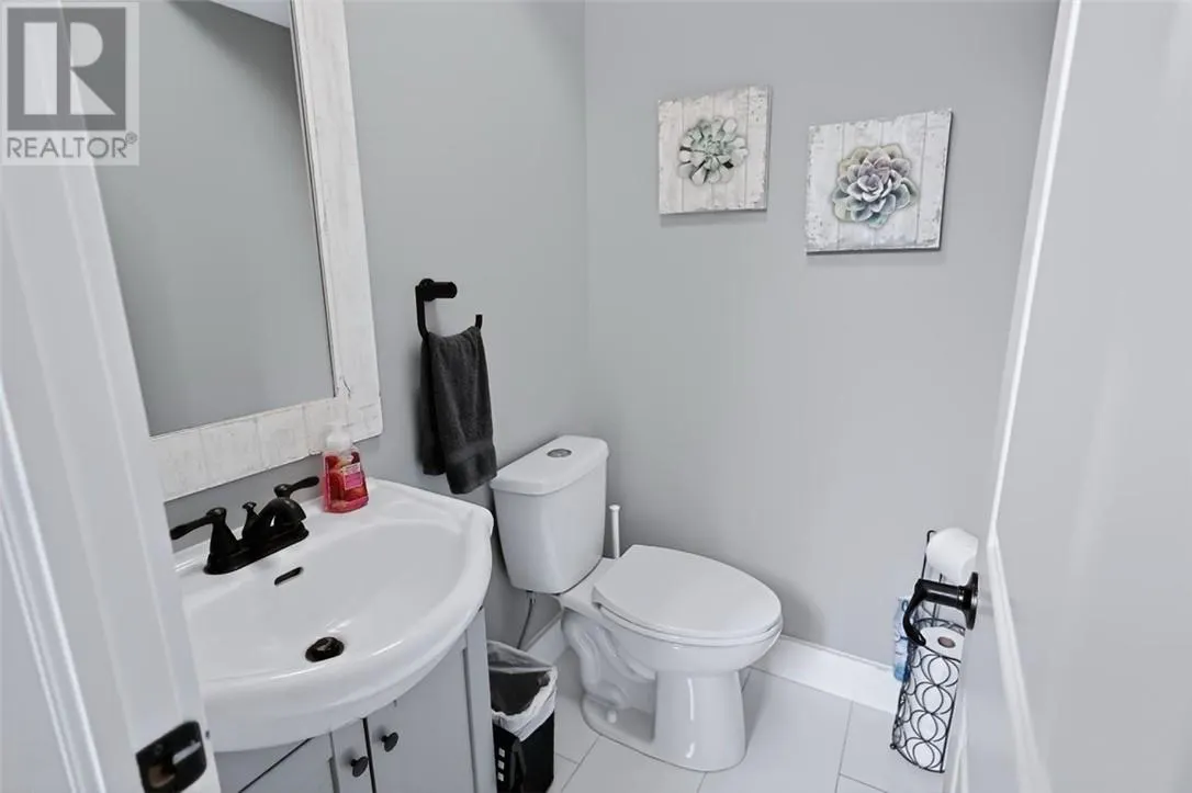 121 W Laurier