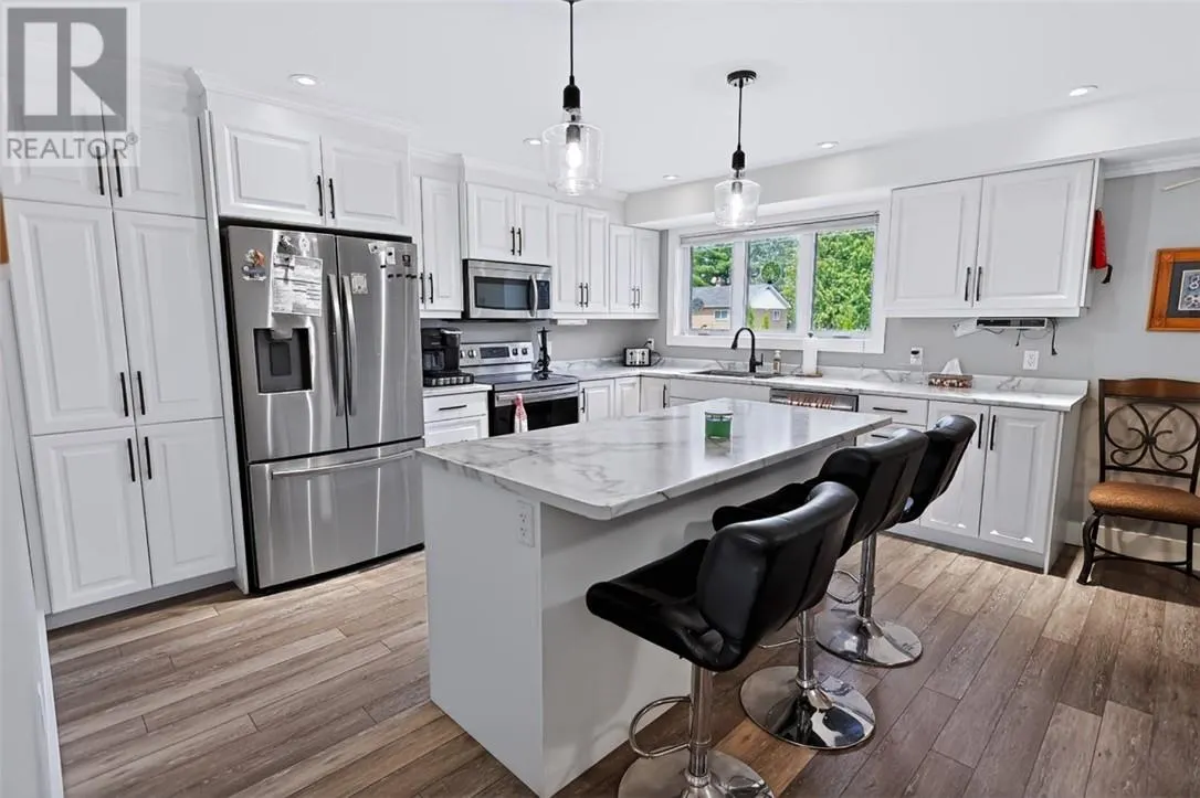 121 W Laurier