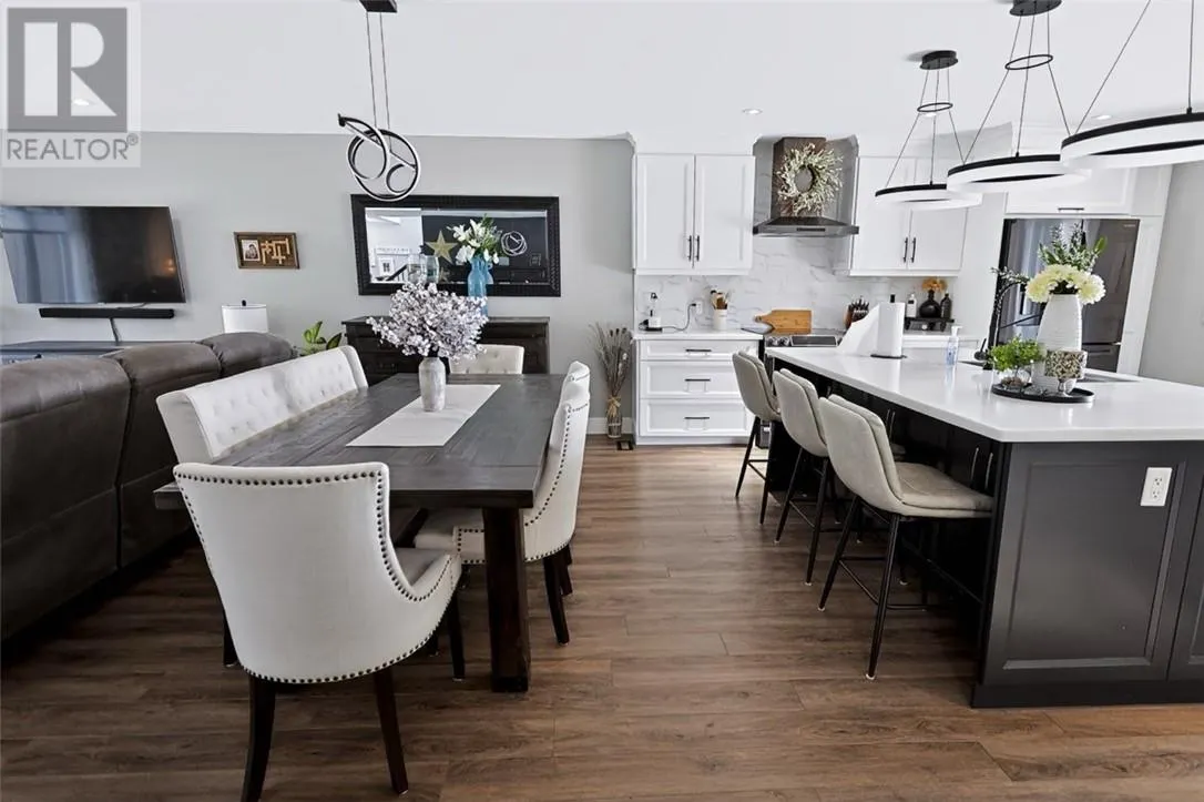 121 W Laurier
