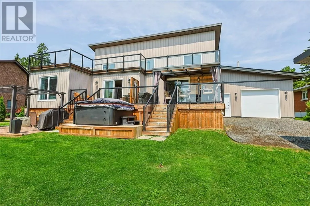 121 W Laurier