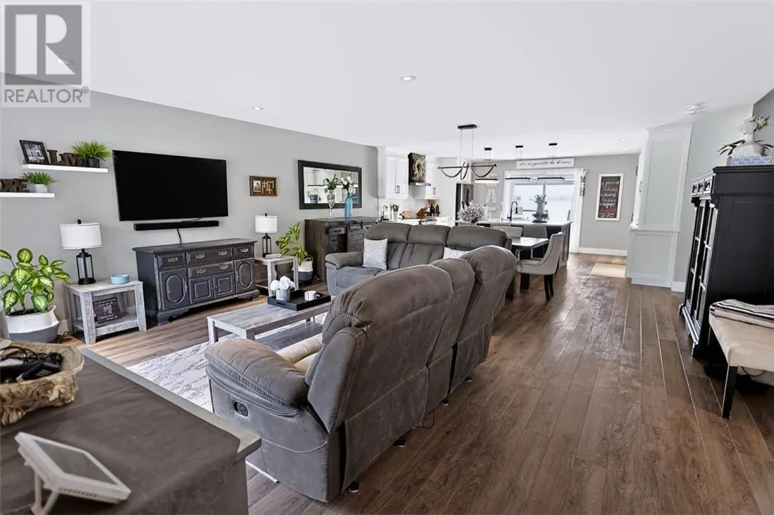 121 W Laurier