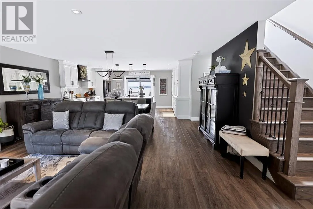 121 W Laurier