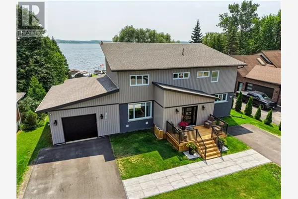 121 W Laurier