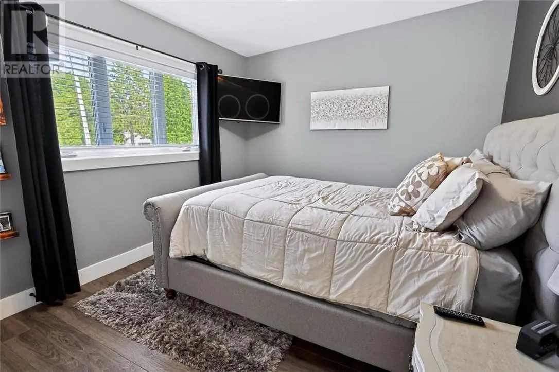 121 W Laurier