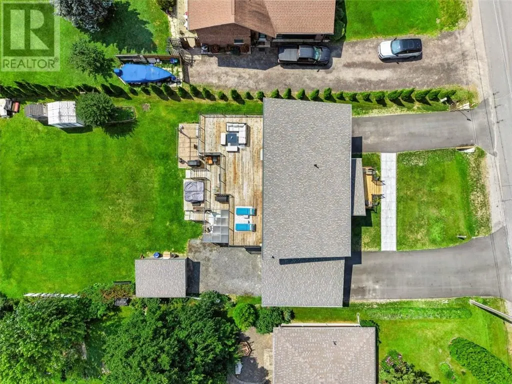 121 W Laurier