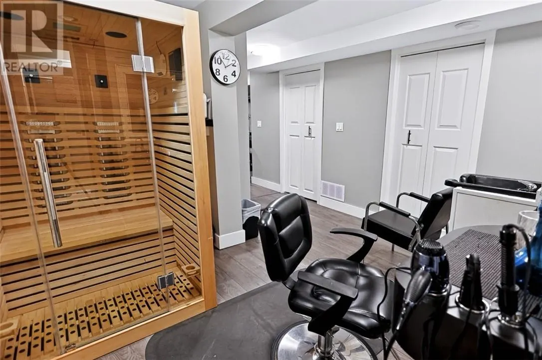 121 W Laurier