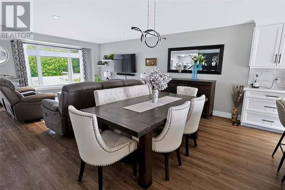 121 W Laurier