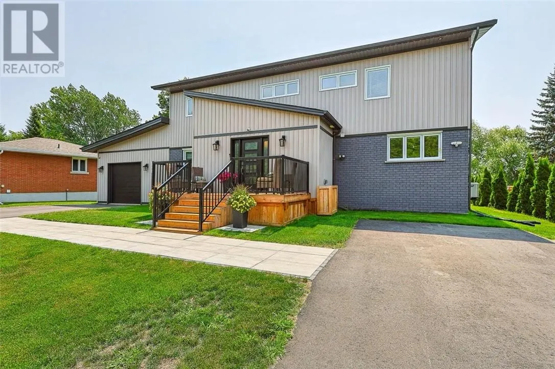 121 W Laurier