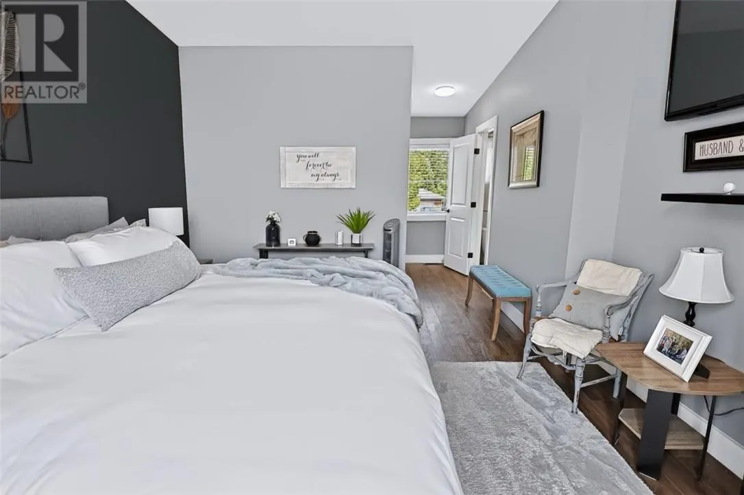 121 W Laurier
