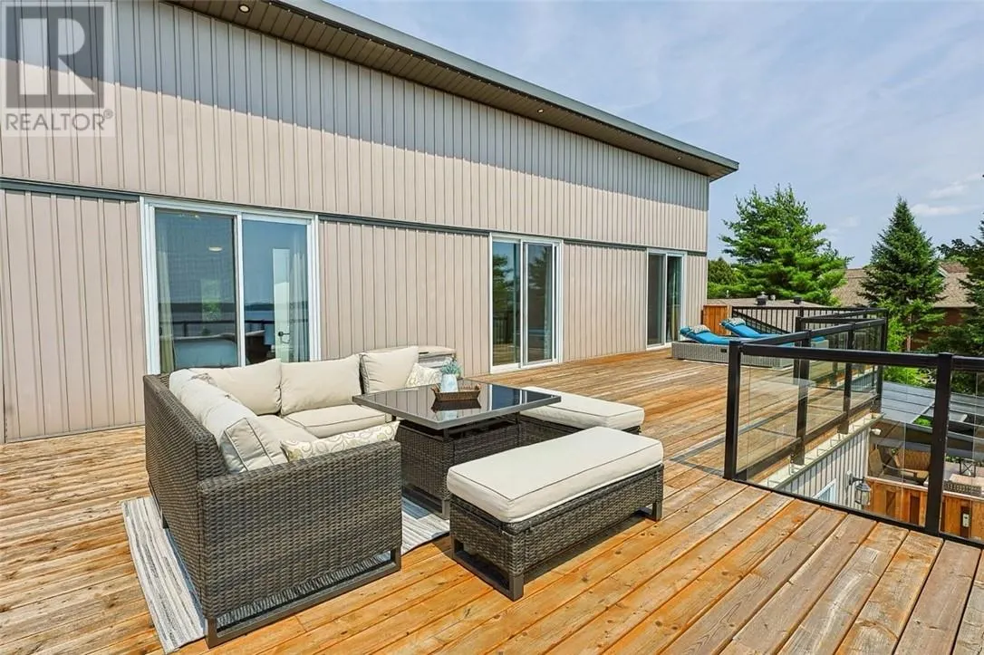 121 W Laurier