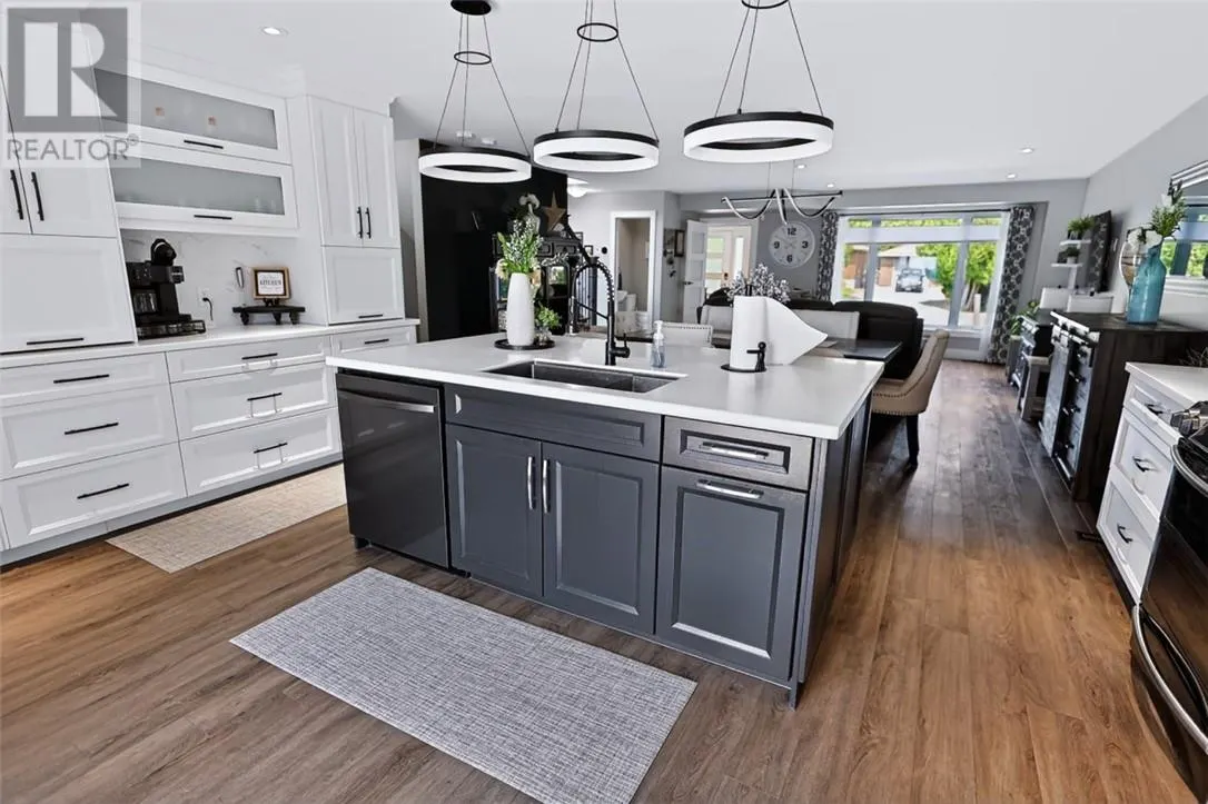 121 W Laurier