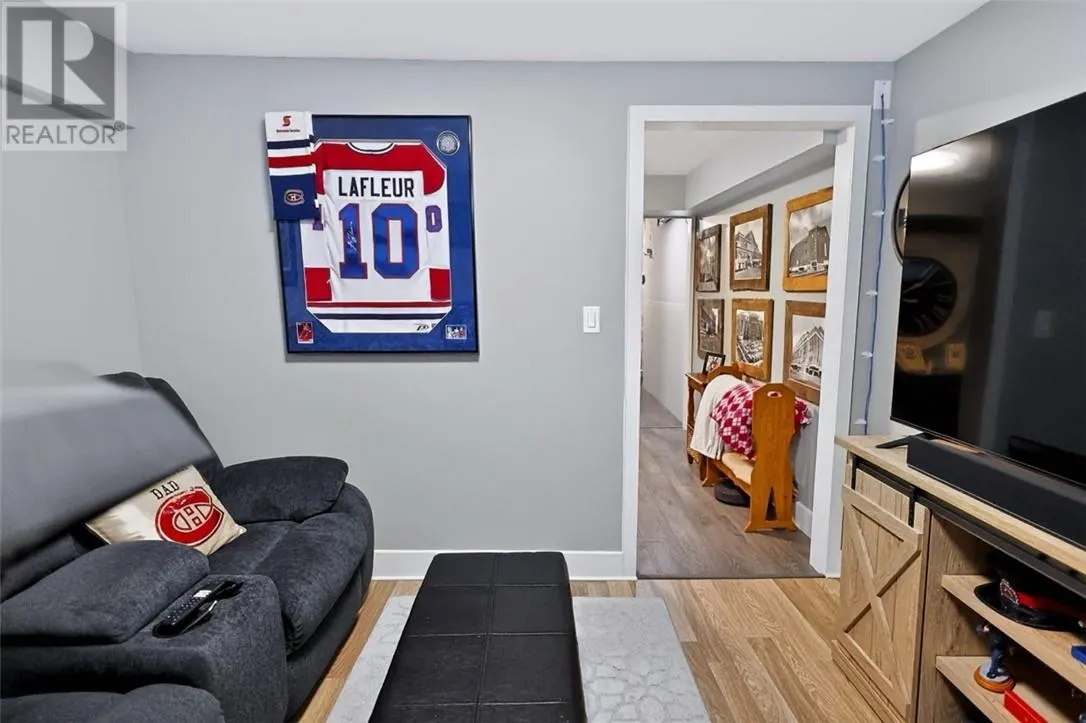 121 W Laurier