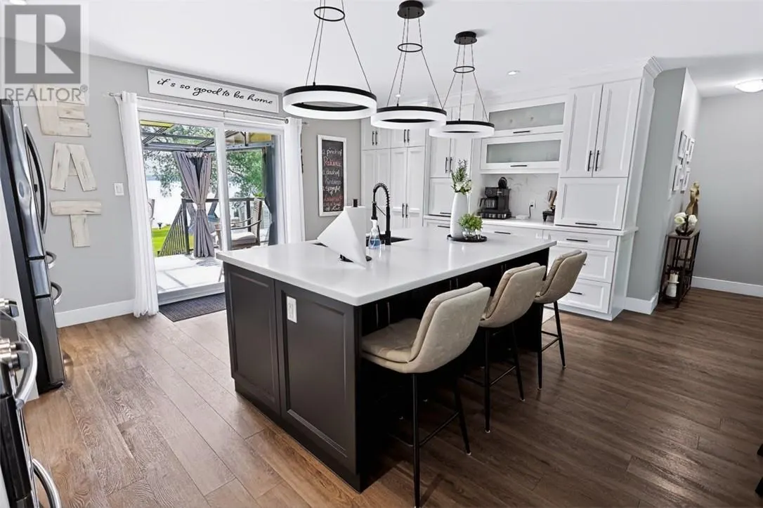 121 W Laurier