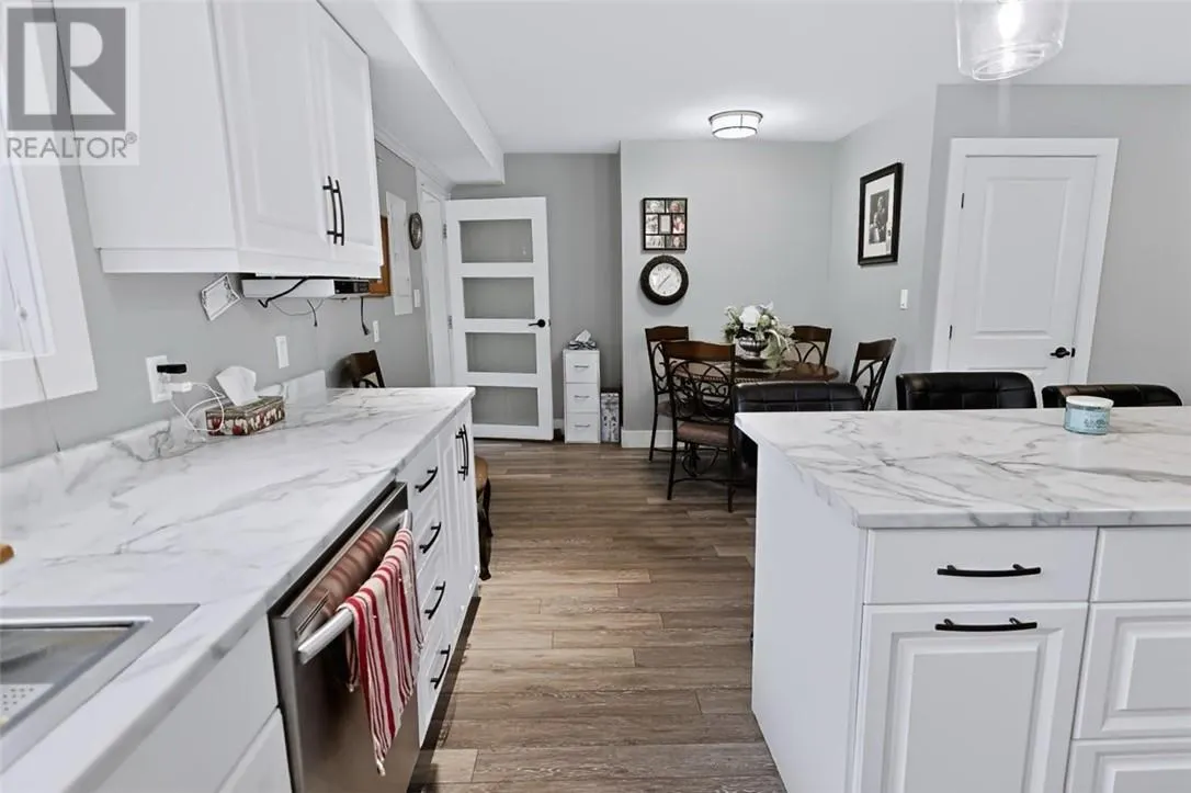 121 W Laurier