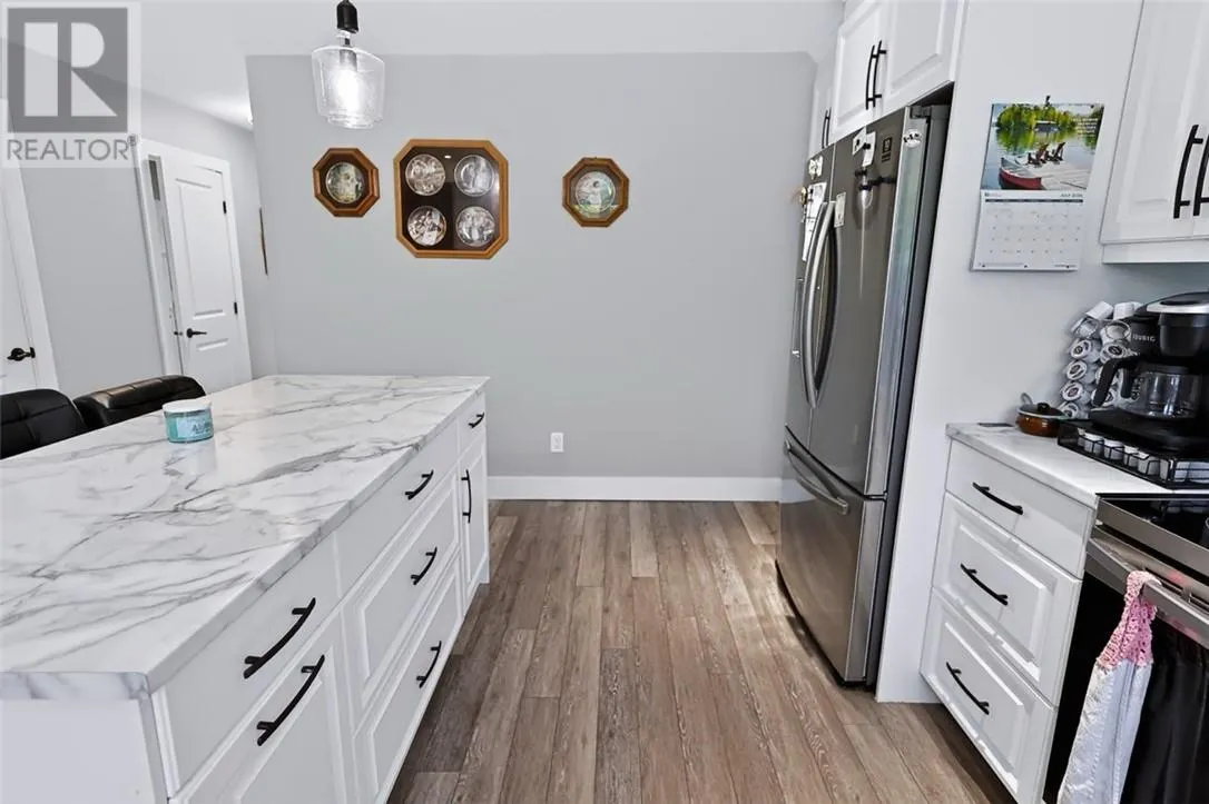 121 W Laurier