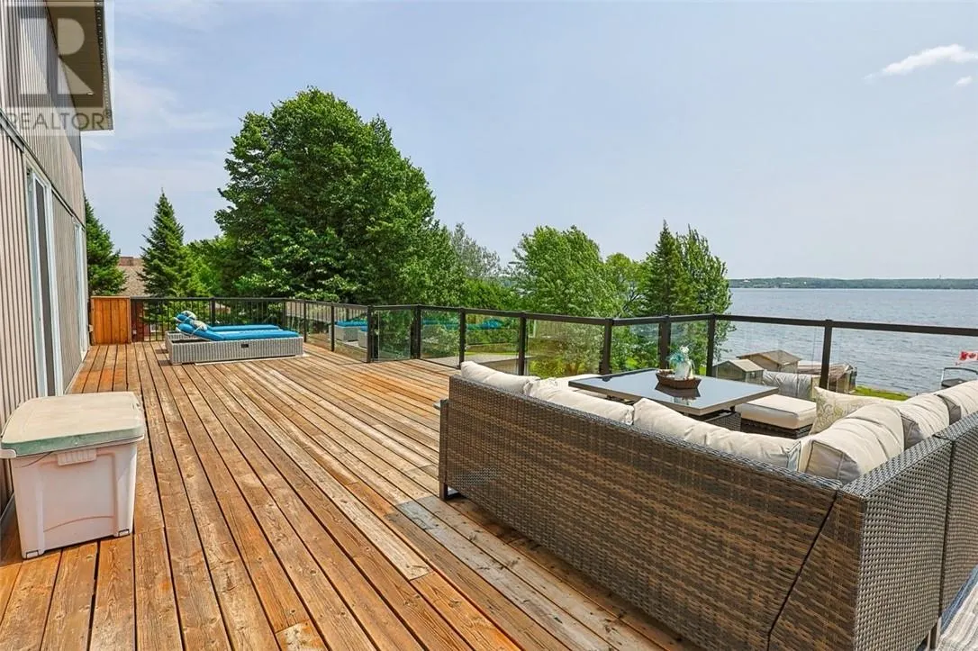 121 W Laurier
