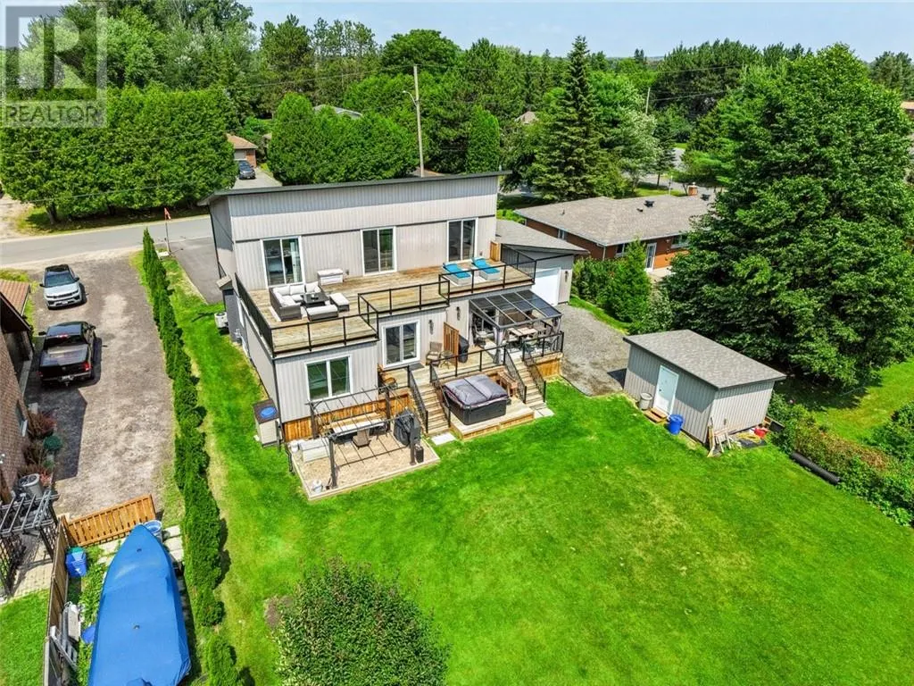 121 W Laurier