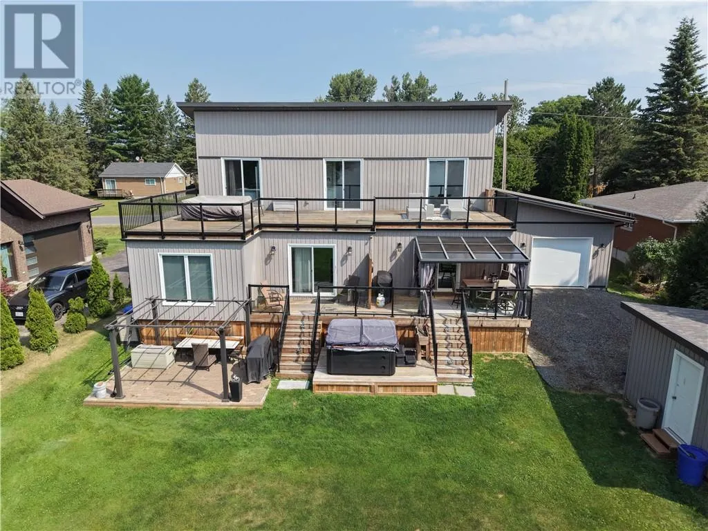 121 W Laurier