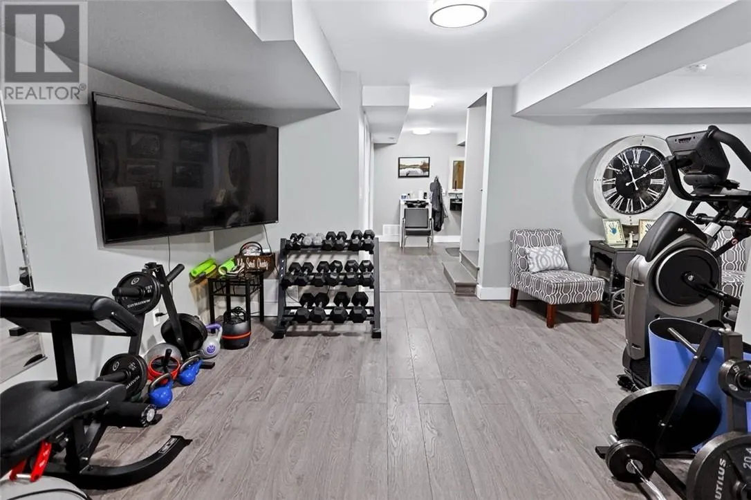 121 W Laurier