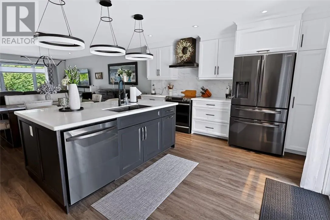 121 W Laurier