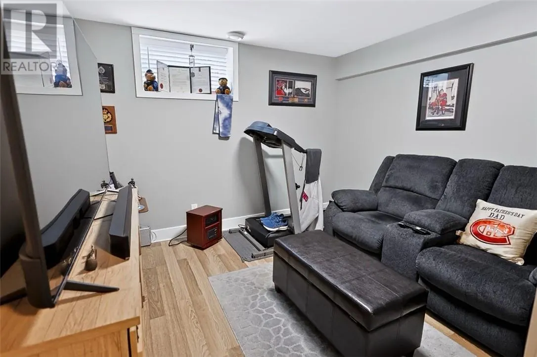 121 W Laurier