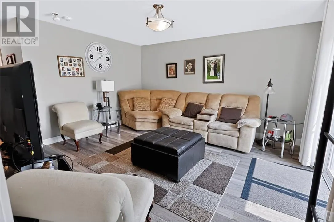 121 W Laurier