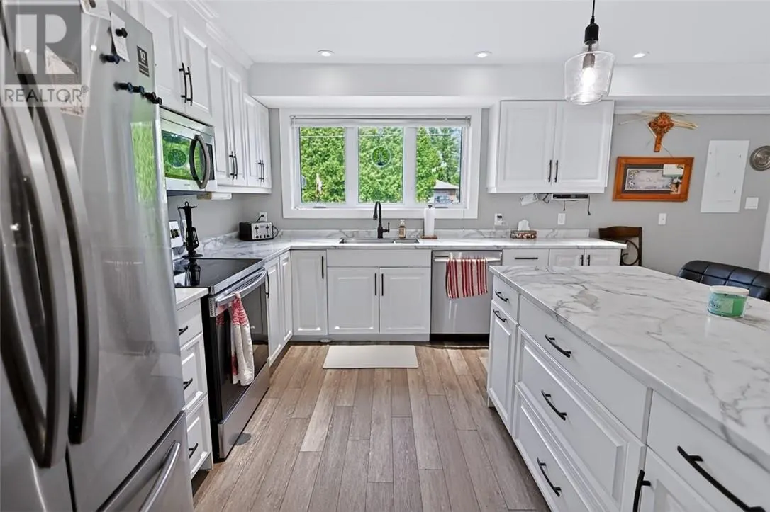 121 W Laurier