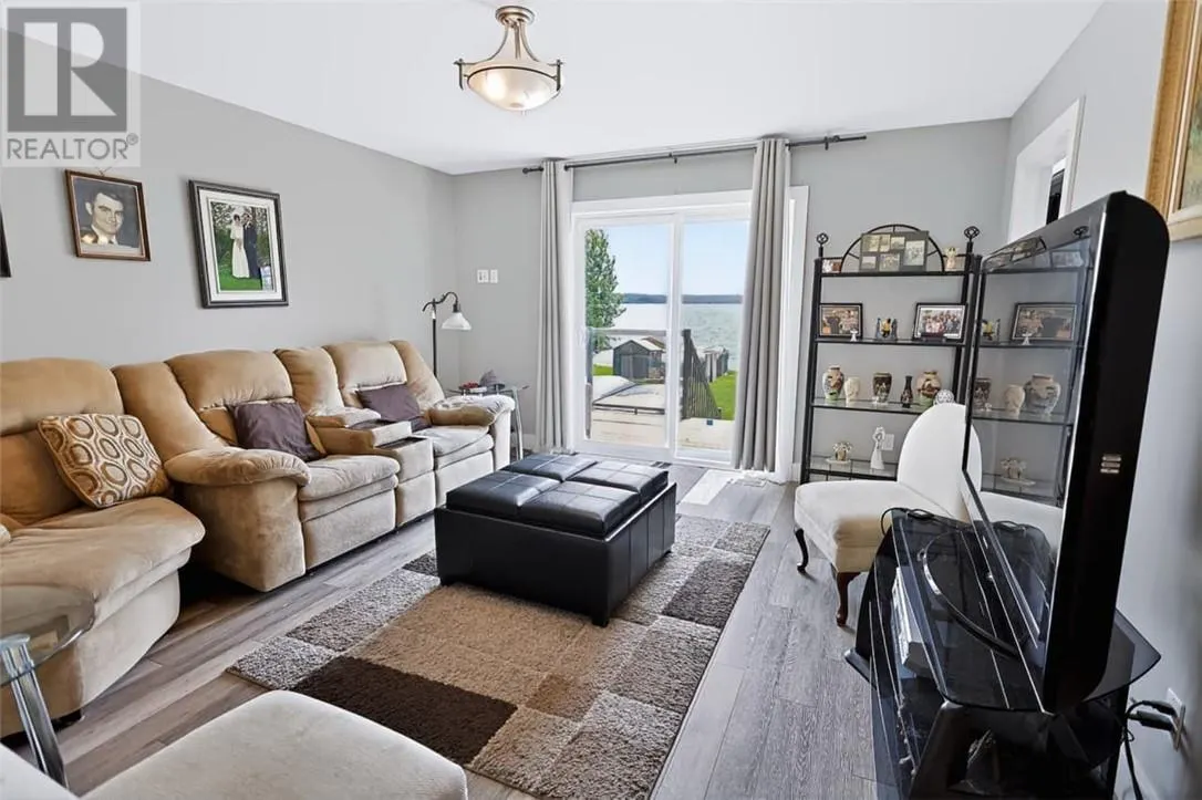 121 W Laurier
