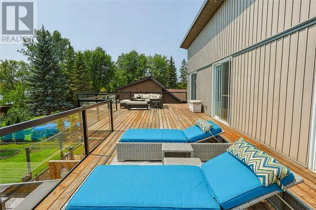 121 W Laurier