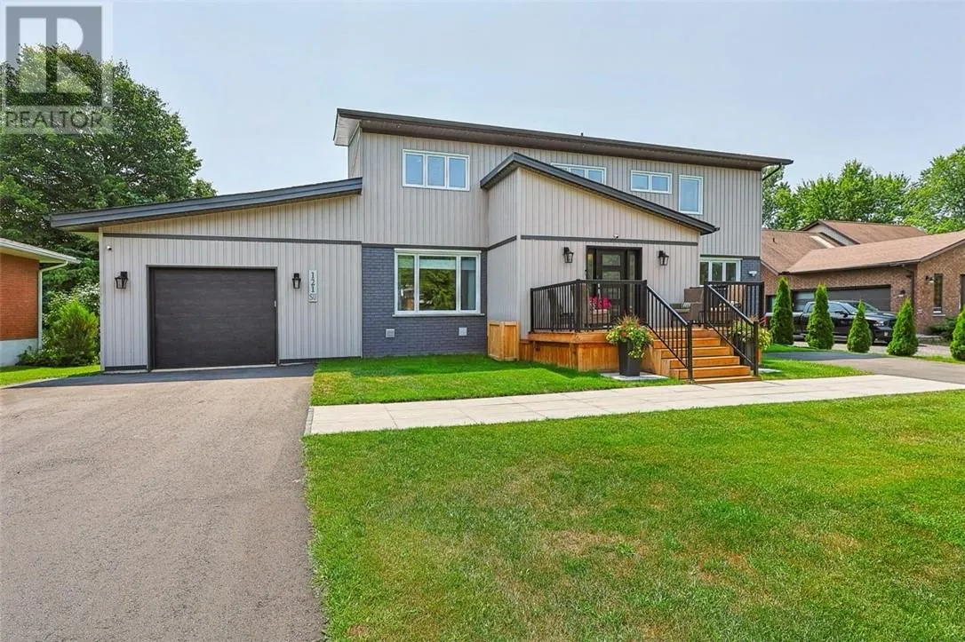 121 W Laurier