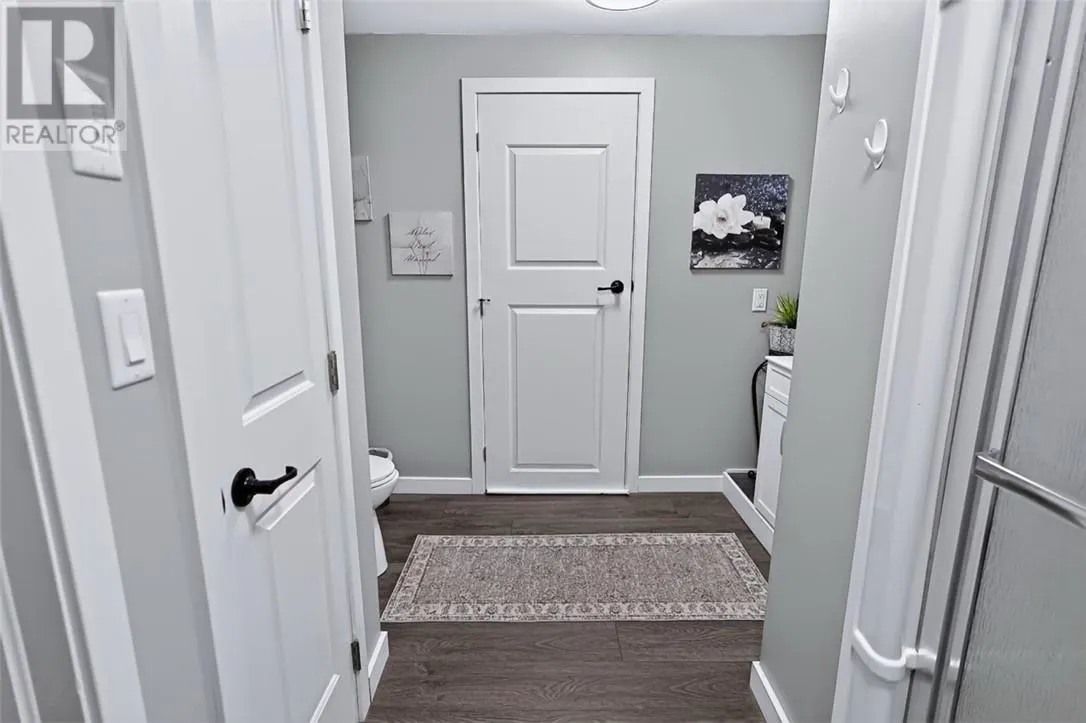 121 W Laurier