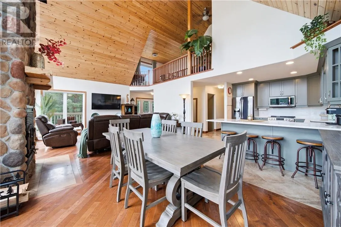317 Middle Lake