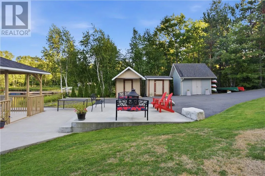 317 Middle Lake