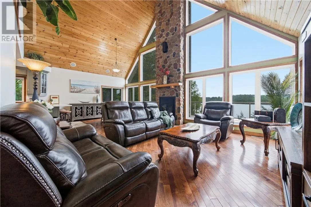 317 Middle Lake