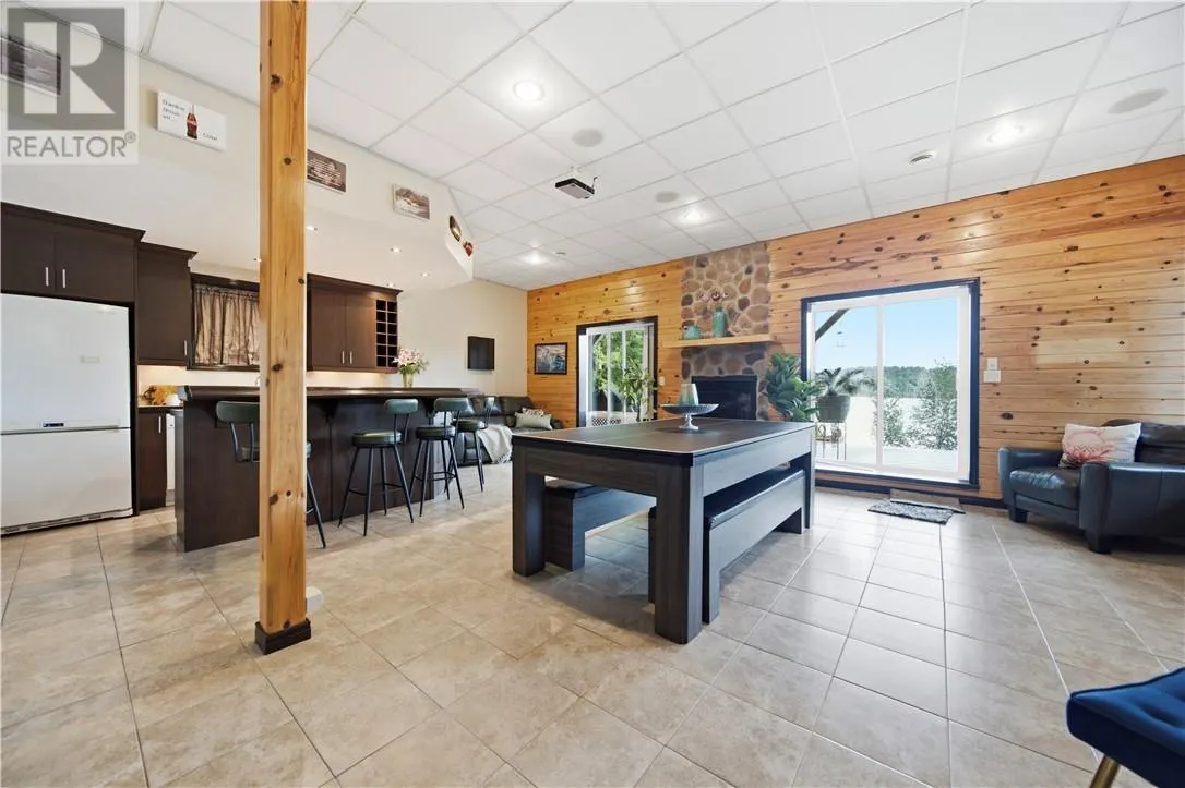 317 Middle Lake
