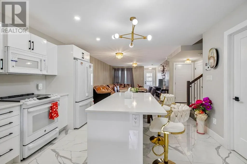 112 Hollybrook Crescent