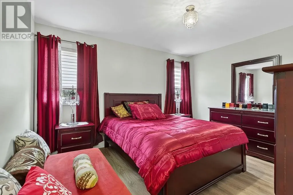 112 Hollybrook Crescent